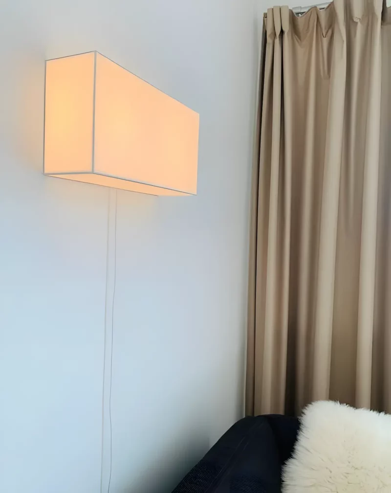 Eckige Weisse Lampe An Der Wand