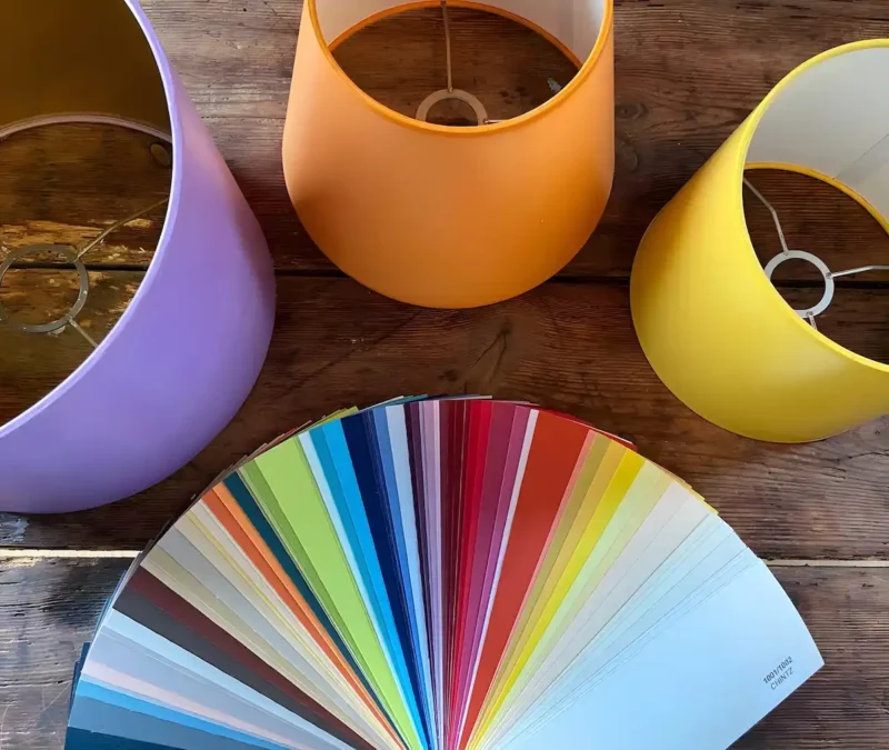 Farbpallette Mit 3 Bunten Schirmen Auf Einem Tisch