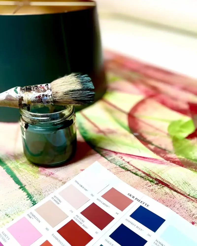 Farbpallette Und Pinsel Auf Tisch