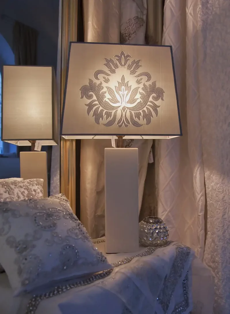 Lampe Mit Verzierungen Auf Dem Schirm