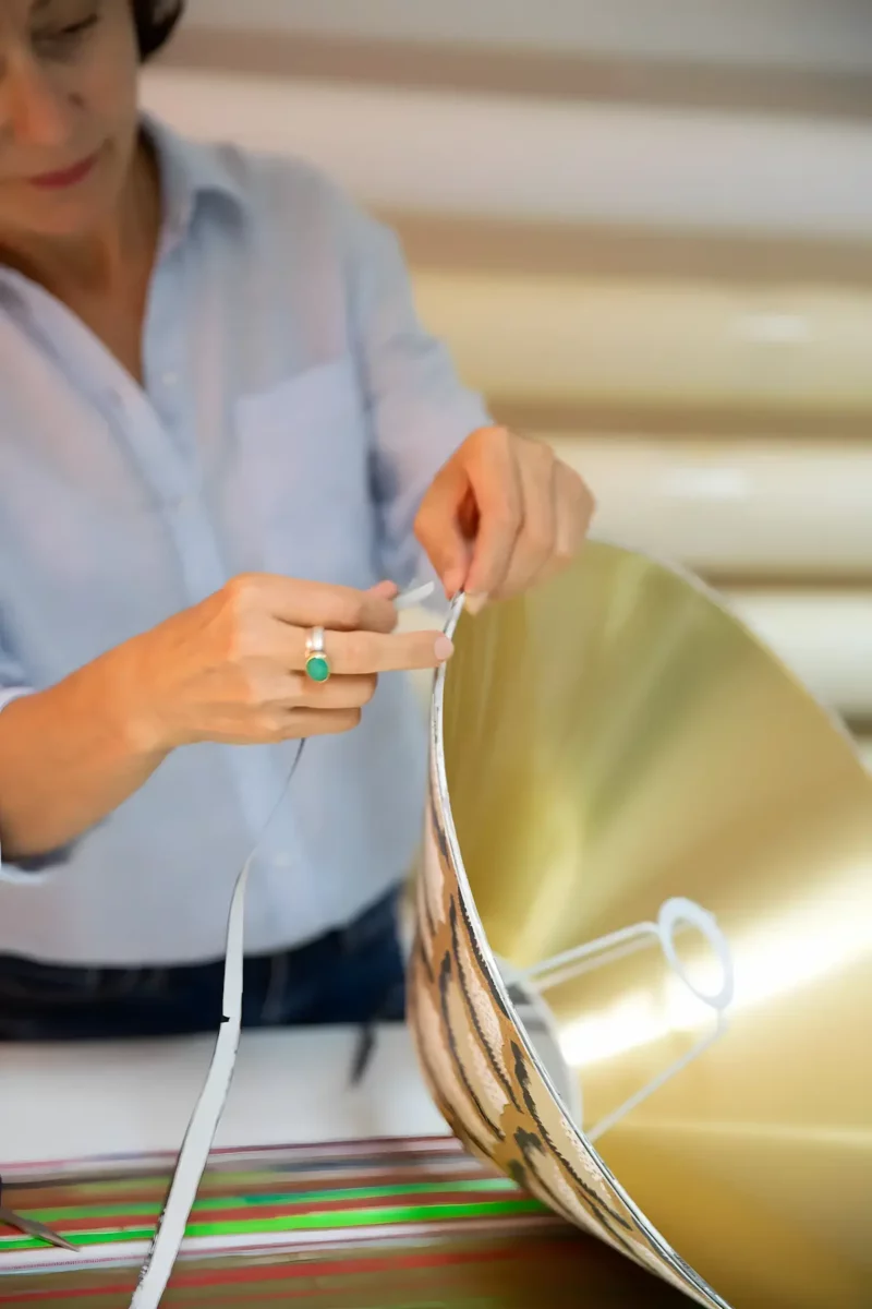 Marina Hummel Hällt Lampenschirm In Der Hand