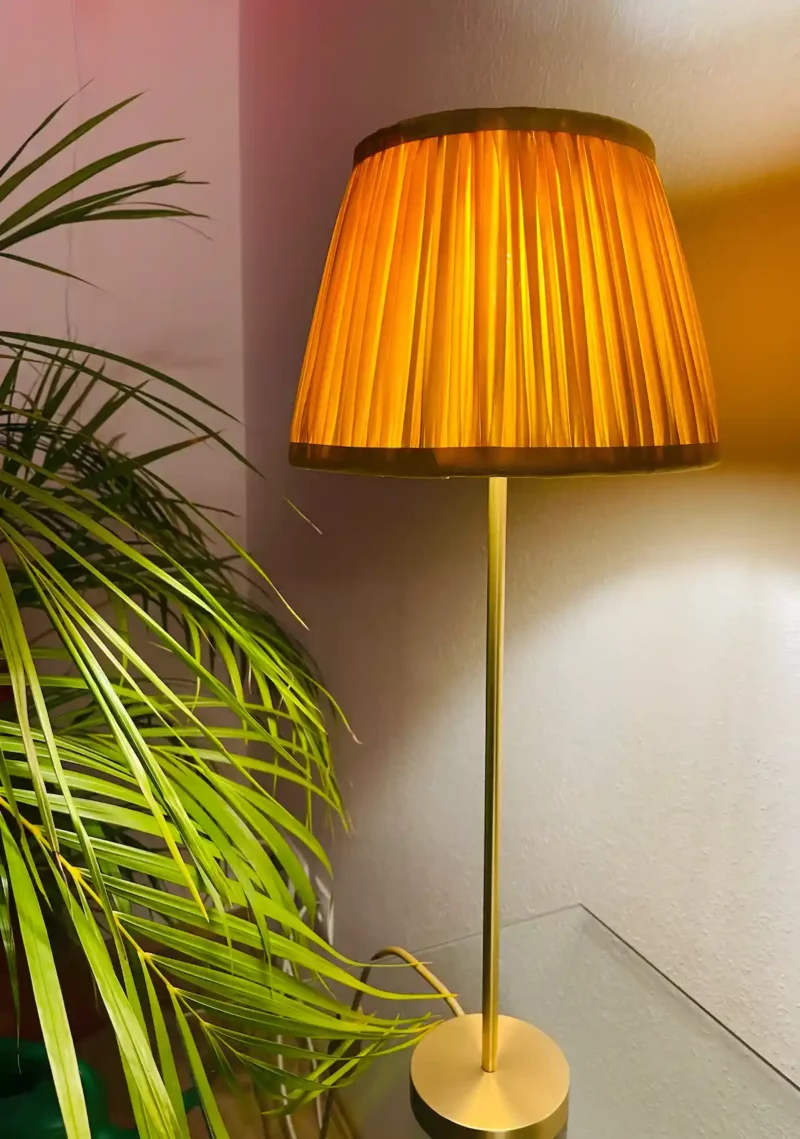 Orangene Stehlampe In Einer Wohnecke