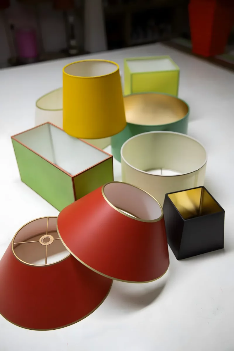 Vielfaeltige Formen Und Farben Von Lampenschirmen Auf Einem Tisch